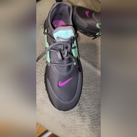 Nike React Presto GS Youth 7y Thunder Gray Green Purple Women Size 8.5 - Picture 3 of 3